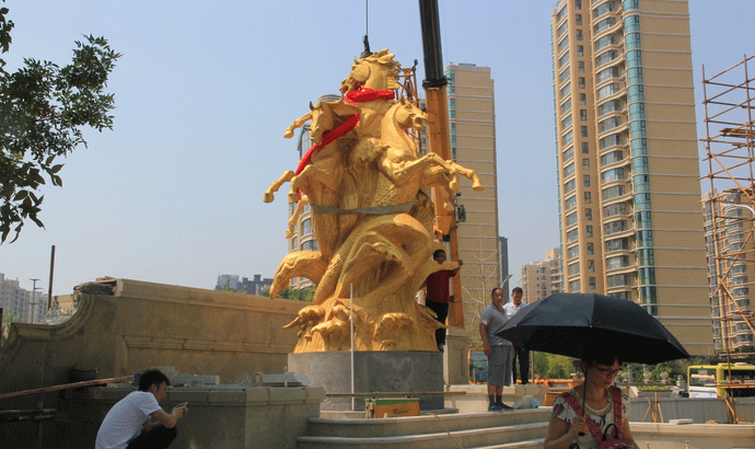 鑄銅馬雕塑.gif